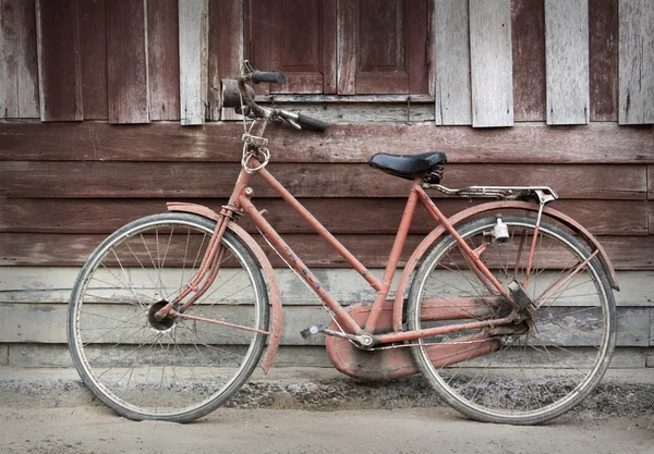 Altes Fahrrad lehnt an schmuddeliger Scheune — Stockfoto
