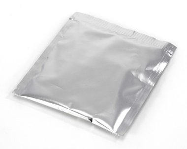 Alüminyum folyo paket beyaz zemin üzerine izole ediyor..