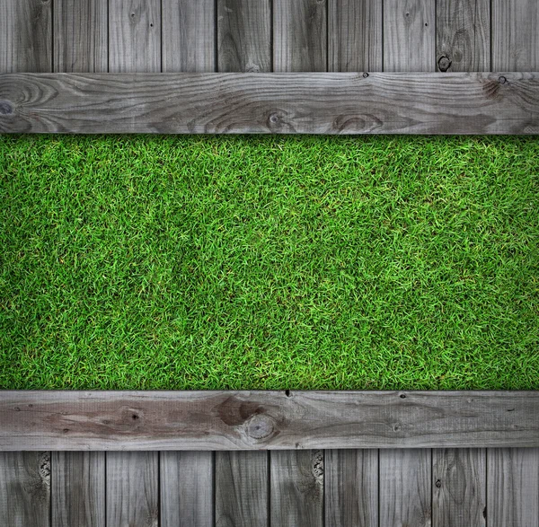 Vecchio legno con sfondo erba verde — Foto Stock