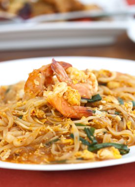 Tayland yemeği, Tayland yemeği, karidesli erişte kızartması.
