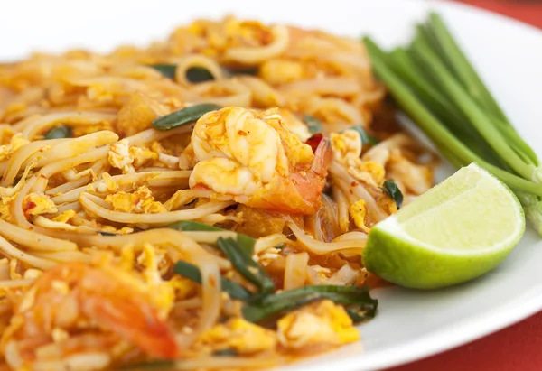 Thailändsk mat Pad thai, Stek nudlar med räkor — Stockfoto