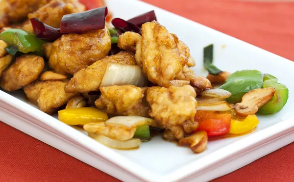 Thailändisches Essen, gebranntes Huhn mit Cashewnüssen umrühren — Stockfoto