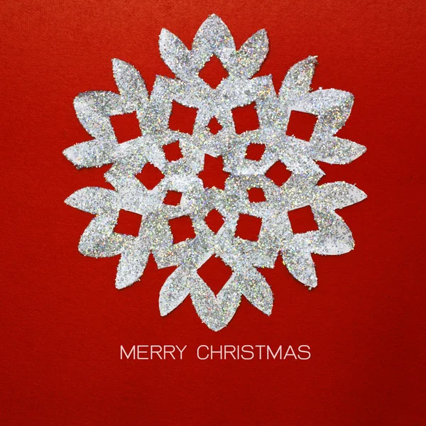 Kerstmis sneeuwvlok op rood papier kaart — Stockfoto