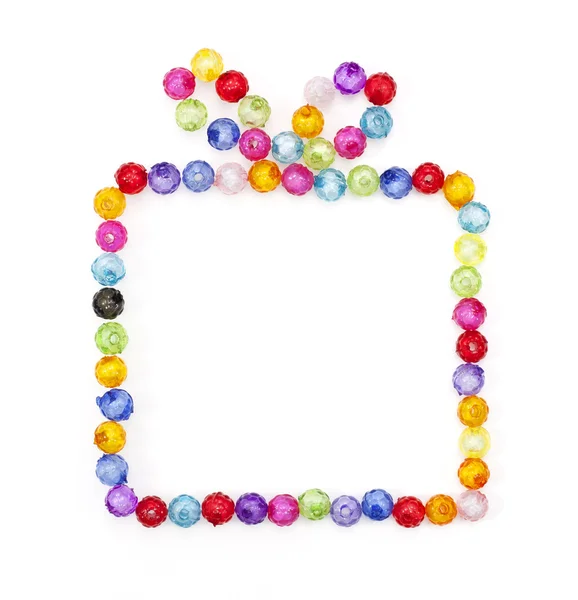 Boîte cadeau faite de perles colorées sur fond blanc — Photo