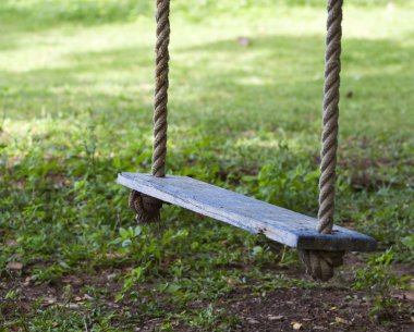 bahçede asılı salıncak