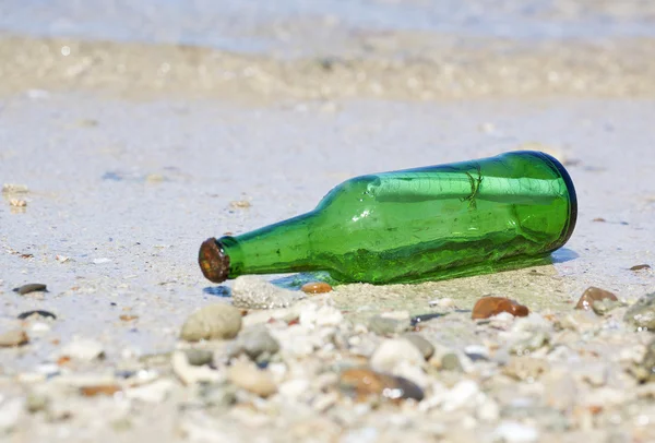 Бутылка с сообщением на пляже — стоковое фото