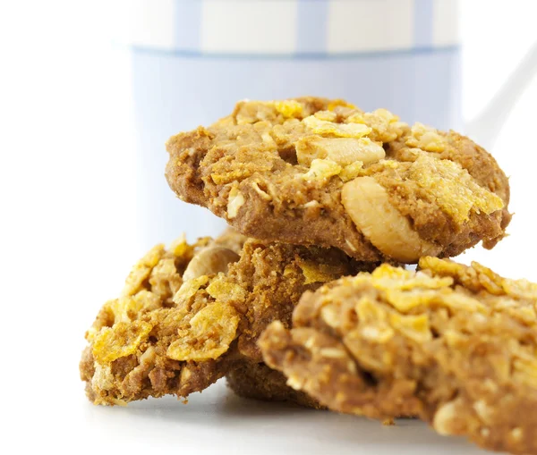 Biscoitos de aveia e um copo de leite branco e azul — Fotografia de Stock