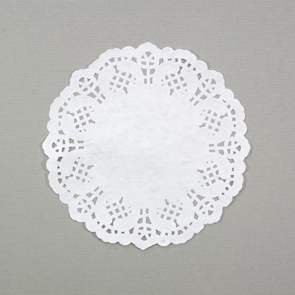 Un papier motif rond blanc sur fond gris — Photo