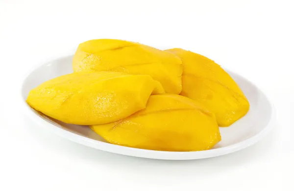 Beyaz tabakta olgun Mango — Stok fotoğraf