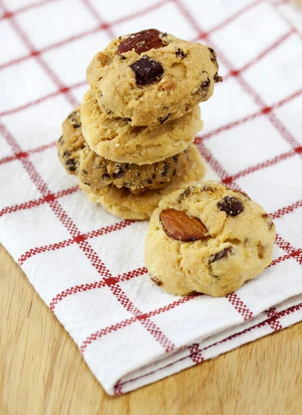 Biscoitos de frutas no fundo branco — Fotografia de Stock