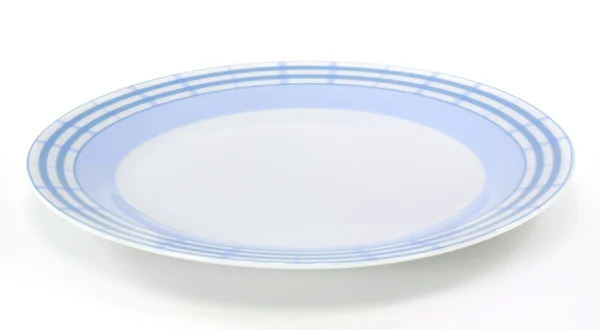 Plato blanco y azul vacío sobre fondo blanco — Foto de Stock