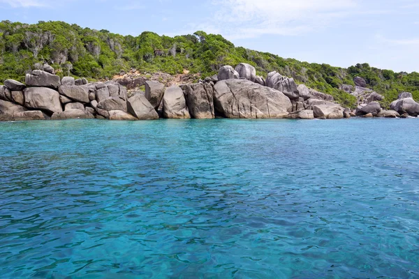 Morze i skaliste wybrzeże Tajlandii wyspy similan — Zdjęcie stockowe