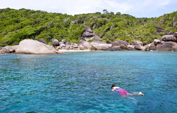 Havet och klippiga kusten vid similan island thailand — Stockfoto