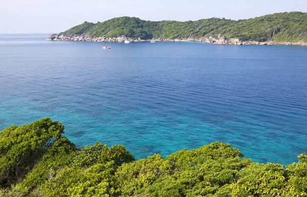 Vackra kristallklara havet på tropisk ö, ön similan, — Stockfoto