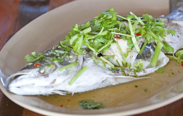 Peixe a vapor quente e picante em molho de limão — Fotografia de Stock