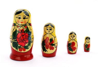 matrioshka oyuncak bebek üzerinde beyaz izole