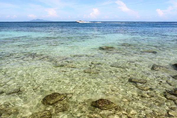 Tropische kustlijn op de Caribische zee, eiland — Stockfoto