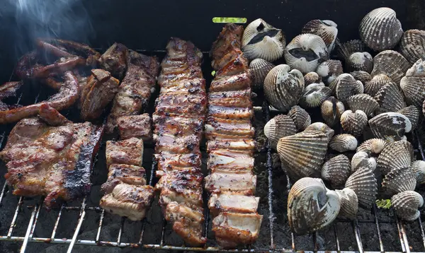 Carne di maiale barbecue e cockle sul forno — Foto Stock