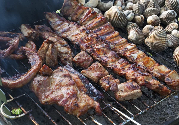 Schweinefleisch und Herzmuscheln im Ofen grillen — Stockfoto