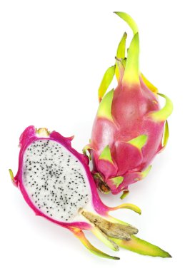 beyaz zemin üzerinde pitaya ya da dragon meyve