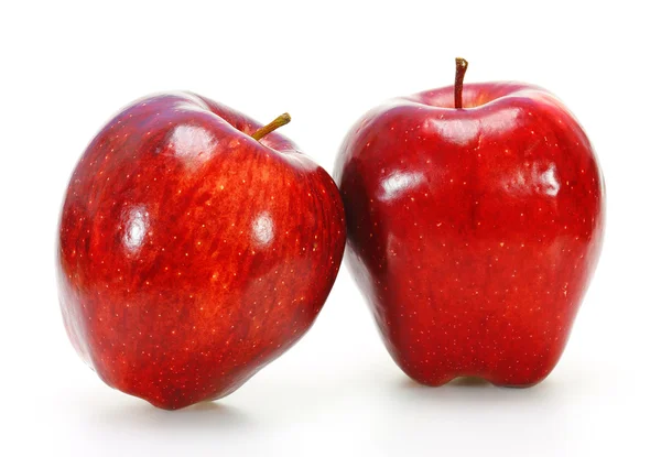 Reifer roter Apfel. isoliert auf weißem Hintergrund. — Stockfoto