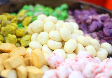 Bambu gemi içinde Çin yemekleri buharda pişmiş hamur tatlısı.