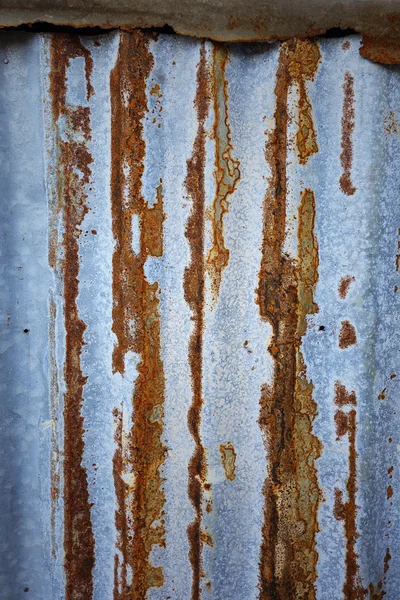 Старый цинковый лист с красивой ржавчиной — стоковое фото