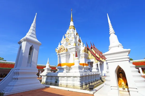 Biała pagoda w surat thani, Tajlandia — Zdjęcie stockowe