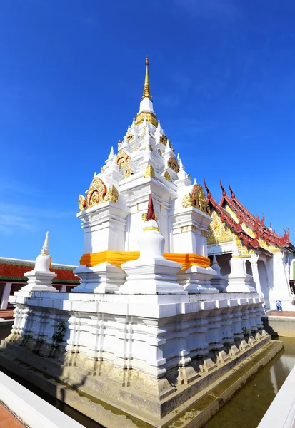 Biała pagoda w surat thani, Tajlandia — Zdjęcie stockowe