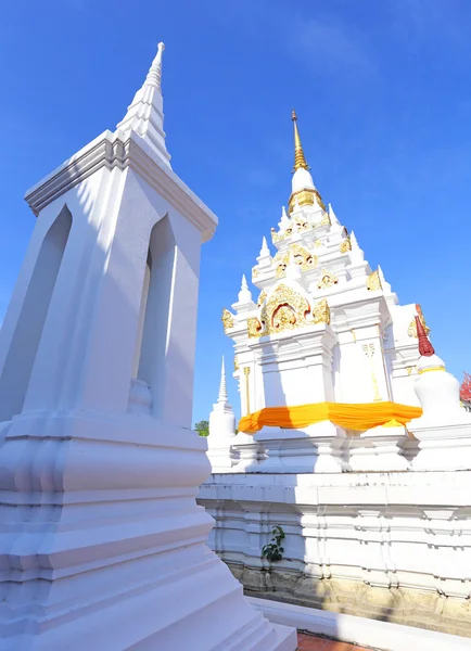 Biała pagoda w surat thani, Tajlandia — Zdjęcie stockowe