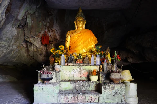 Buddha image in rock cave at surat thani, thailand — Stock Photo, Image