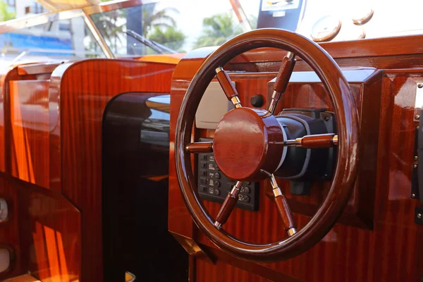 Volante en una cabina de yate de lujo . —  Fotos de Stock