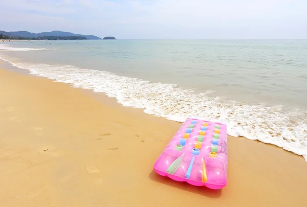 Strandmatratze am Strand — Stockfoto