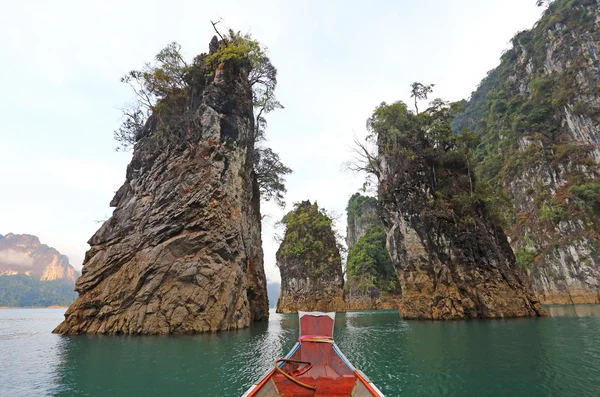 Three rocks in Cheow Lan Lake, Ratchaprapa Dam, Khao Sok Nationa — Stock Photo, Image