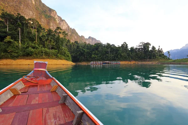 Tropical lakeside hut and wooden boat in ratchaprapa Dam,Khao So — Stock Photo, Image