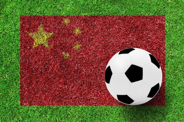녹색 잔디 backgr에 그림으로 중국의 국기 축구공 — 스톡 사진