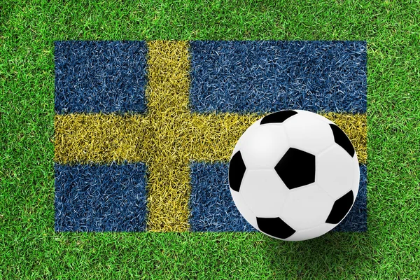 Fotbalový míč na vlajkou Švédska jako obraz na zelené trávě — Stock fotografie