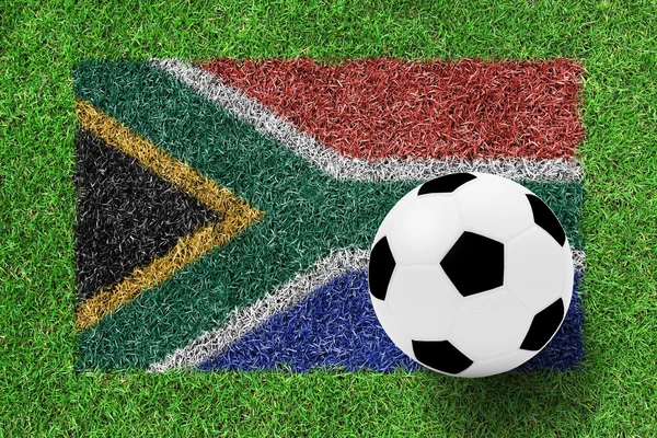 Μπάλα ποδοσφαίρου στη σημαία της Νότιας Αφρικής ως μια ζωγραφιά για την πράσινη χλόη — Φωτογραφία Αρχείου