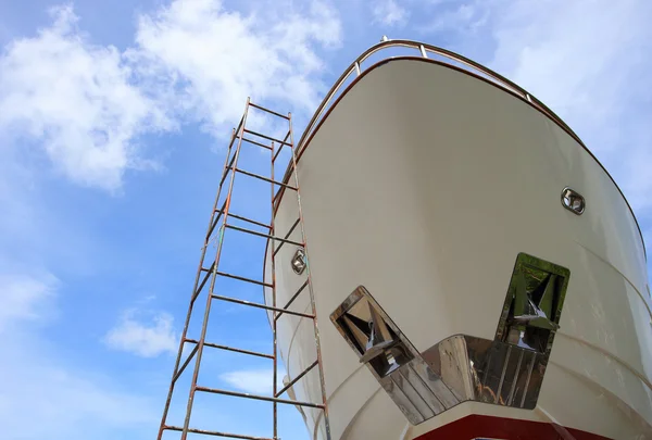 Navire en attente de réparations dans le chantier naval — Photo