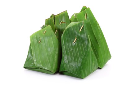 Muz yapraklarına sarılı Tayland tatlısı.