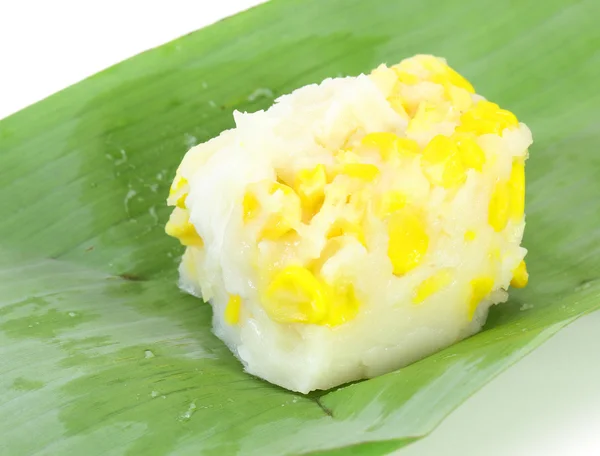 Thailändsk efterrätt gjord av majs inlindad i bananblad. — Stockfoto