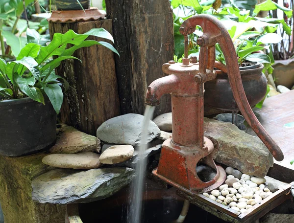Pompa acqua mano in stile retrò (vecchia pompa dell'acqua) — Foto Stock