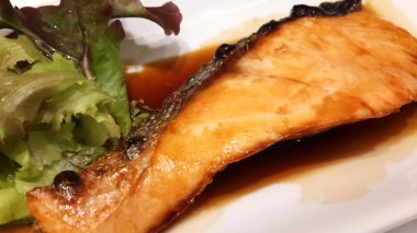 Soya soslu ızgara somon