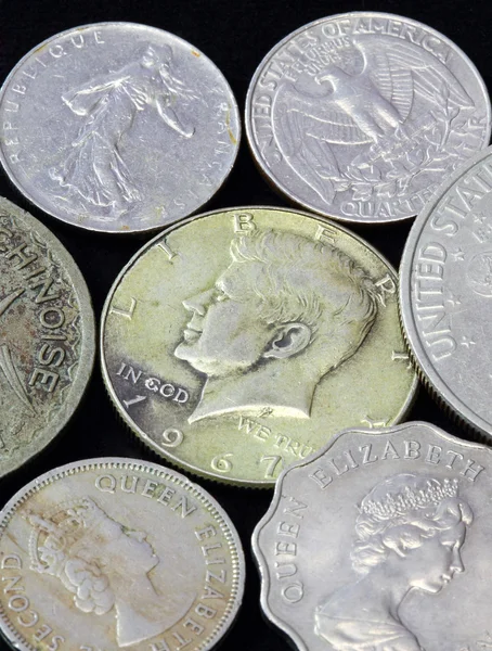 Gamla mynt av olika nationaliteter, från olika perioder — Stockfoto