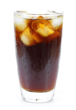 Beyaz arka planda buz küplü kola bardağı.