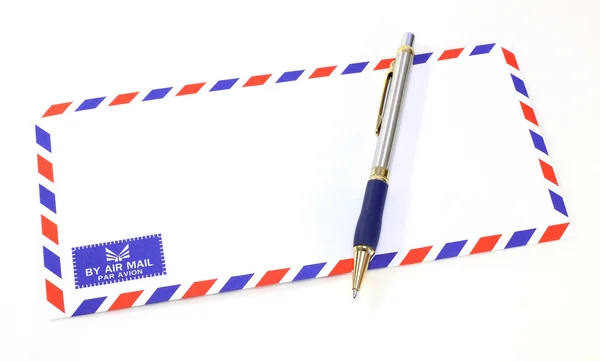 Lucht mail envelop met pen — Stockfoto