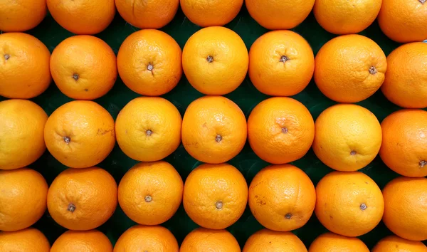 Muchos fresco pantalla naranja cruda en el mercado —  Fotos de Stock