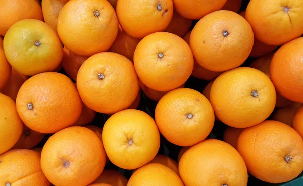 Muchos fresco pantalla naranja cruda en el mercado — Foto de Stock