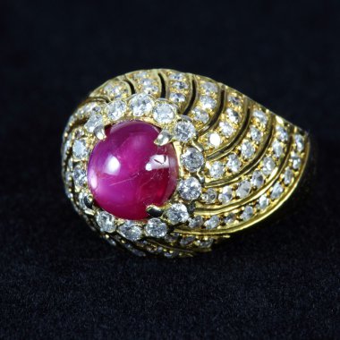 siyah arka plan üzerinde yakut yüzük