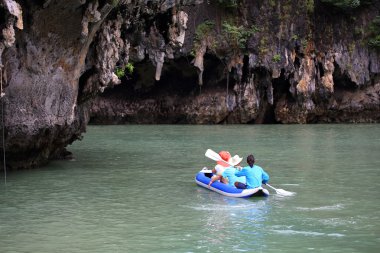 turistler ile kireçtaşı kayalıklarla t phang nga körfezindeki kanosu